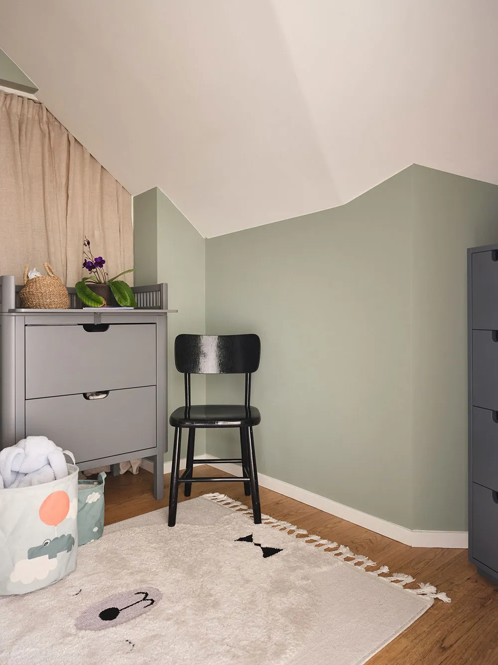 Légères touches pastel et mansarde : appartement à deux niveaux en Suède - Gallery image 26