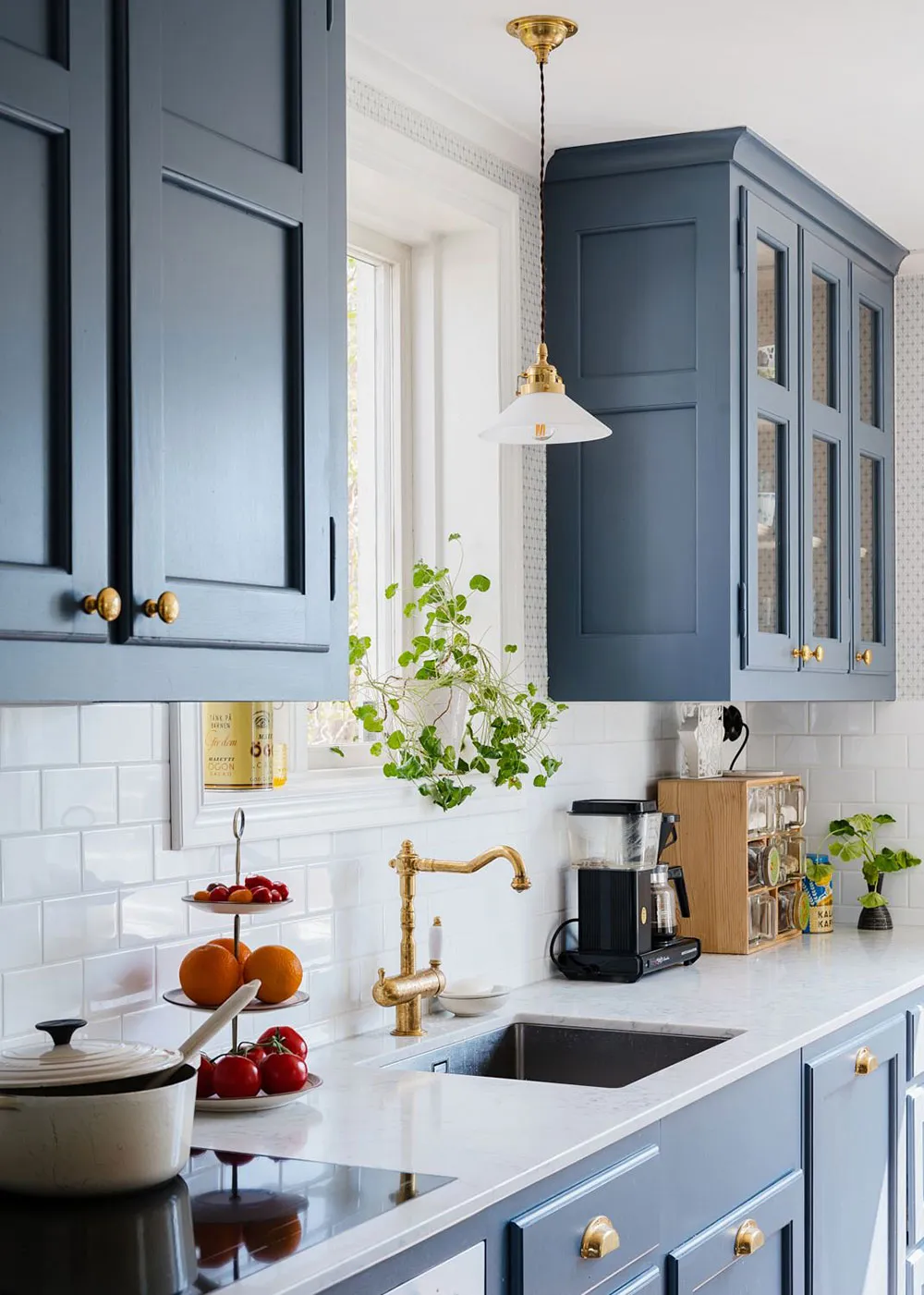 Очаровательная желтая дача с синей кухней в Швеции - Gallery image 4