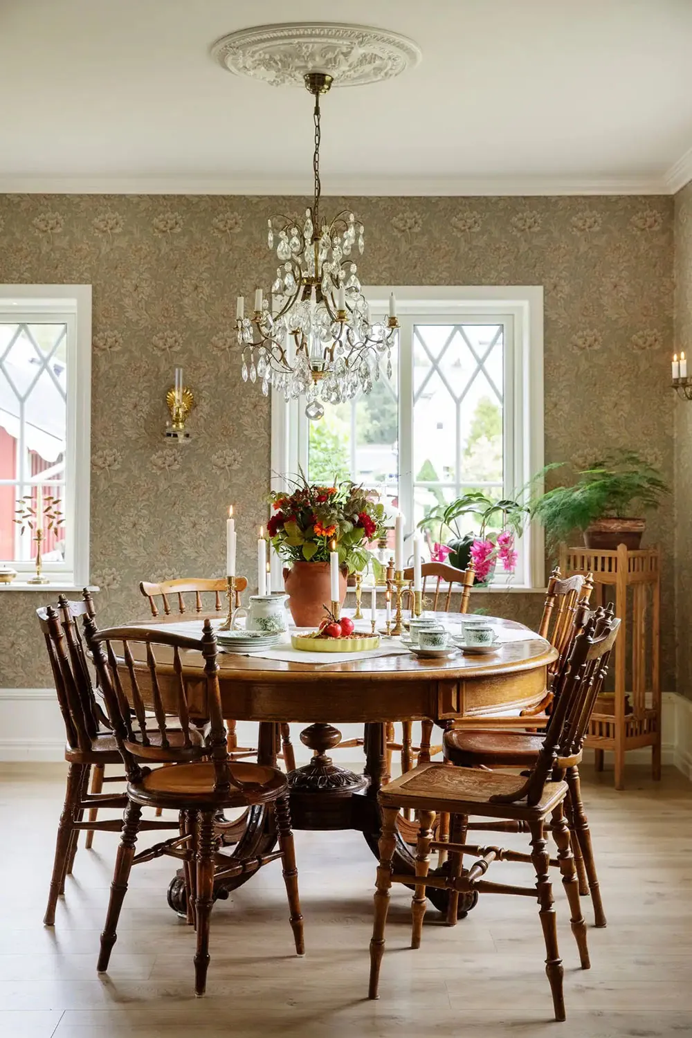 Fenêtres, trouvailles de marchés aux puces et mobilier ancien : un cottage charmant des années 1920 en Suède - Gallery image 3