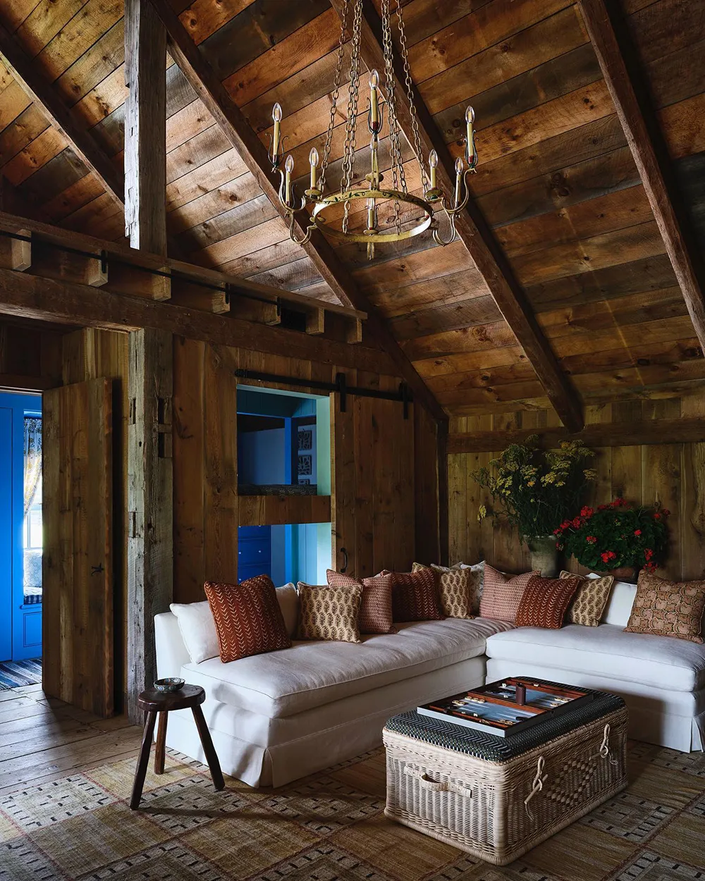 Décoration audacieuse dans les intérieurs chaleureux d'un ancien granier à Connecticut - Gallery image 2