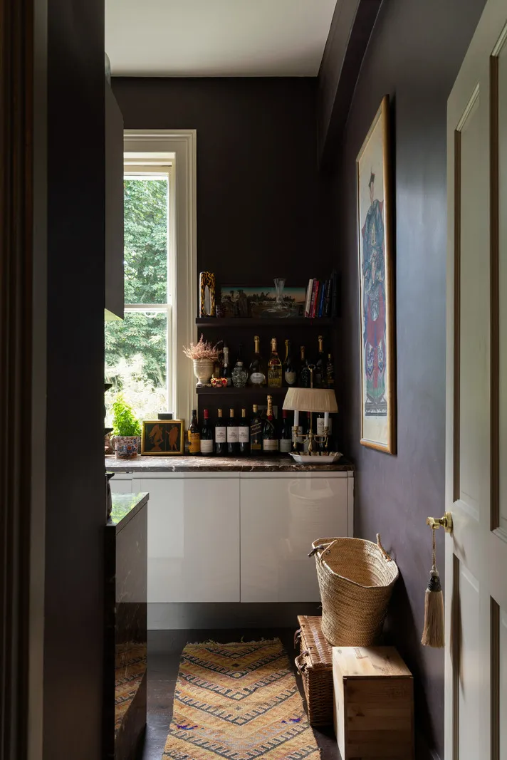 Paredes oscuras y mucho decorado: un interior atmosférico de una casa victoriana en Londres - Gallery image 11