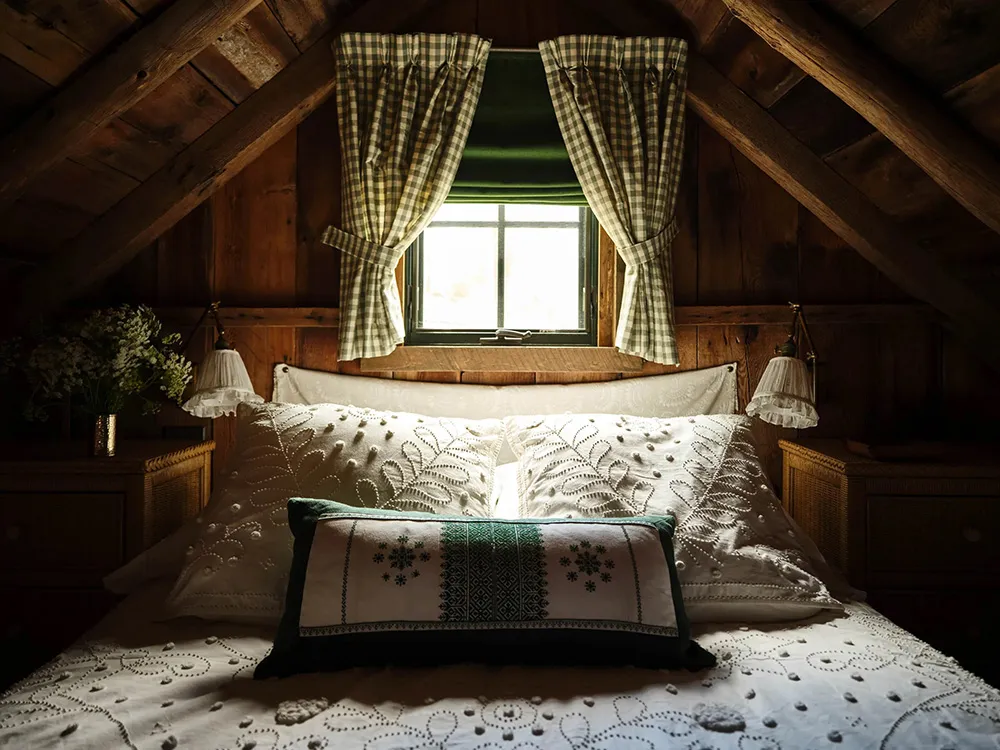 Décoration audacieuse dans les intérieurs chaleureux d'un ancien granier à Connecticut - Gallery image 8