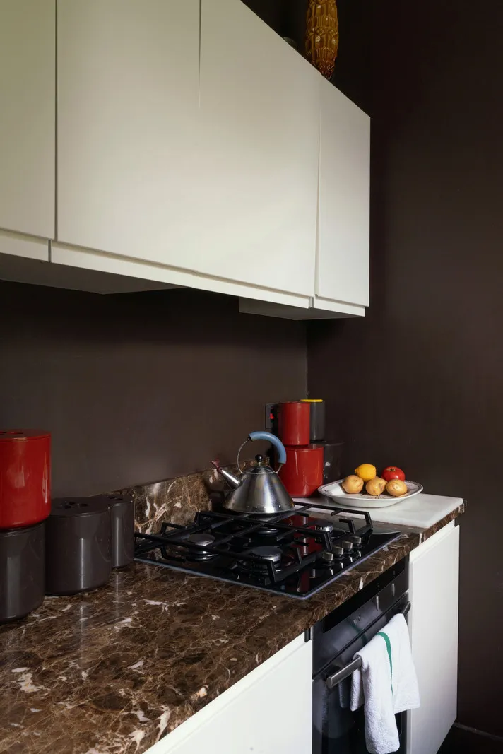 Paredes oscuras y mucho decorado: un interior atmosférico de una casa victoriana en Londres - Gallery image 13