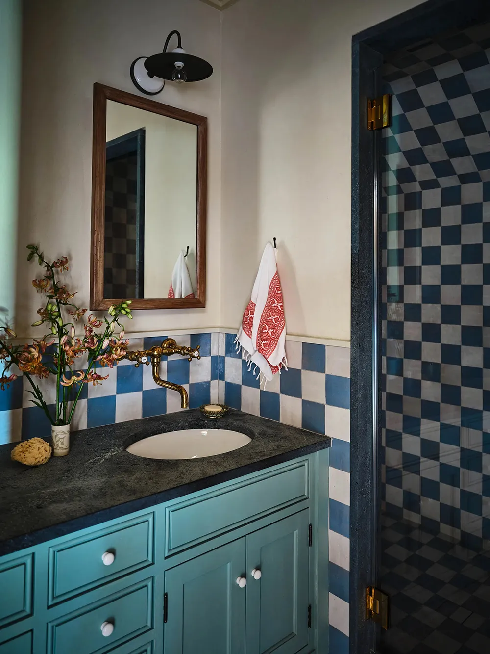 Décoration audacieuse dans les intérieurs chaleureux d'un ancien granier à Connecticut - Gallery image 9