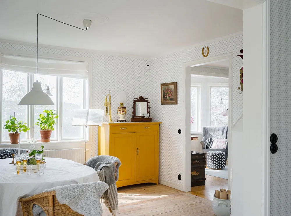 Очаровательная желтая дача с синей кухней в Швеции - Gallery image 12