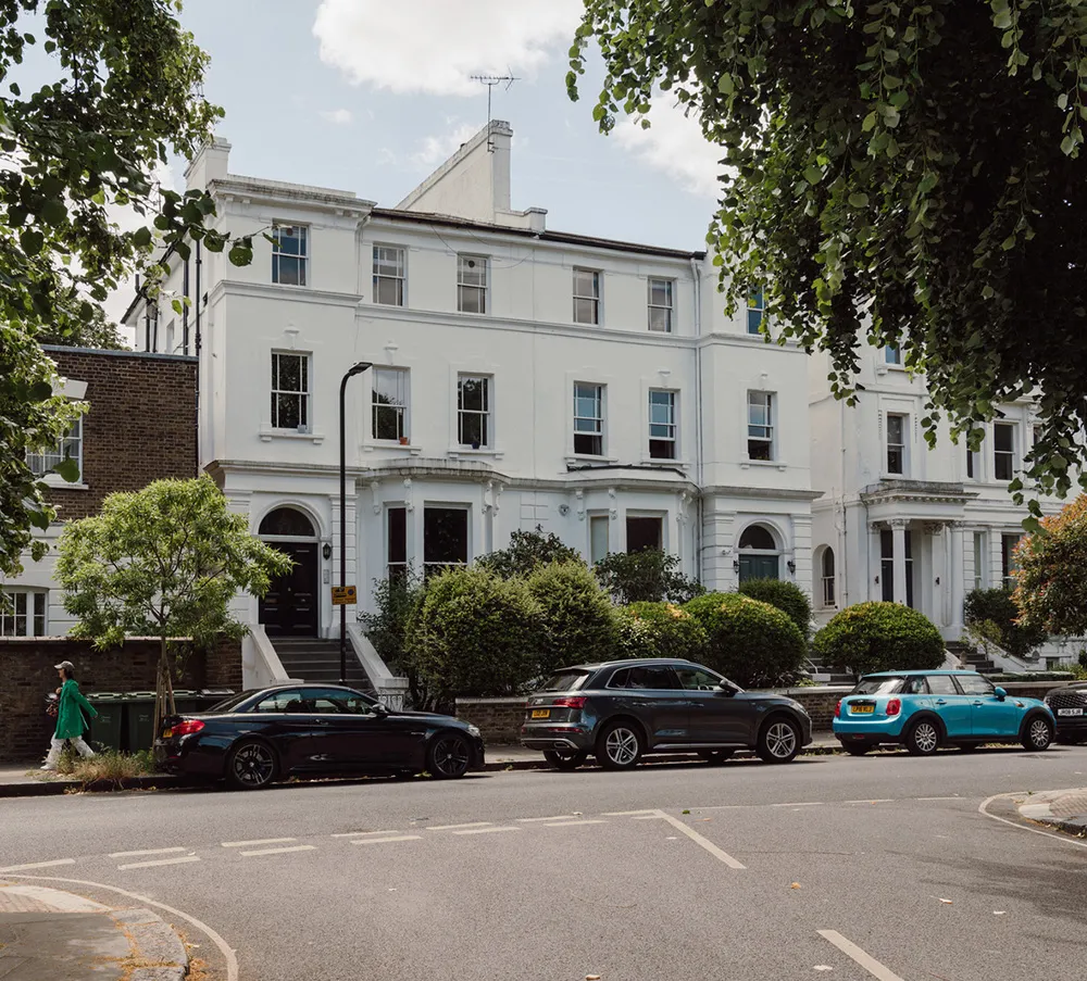 Paredes oscuras y mucho decorado: un interior atmosférico de una casa victoriana en Londres - Gallery image 1