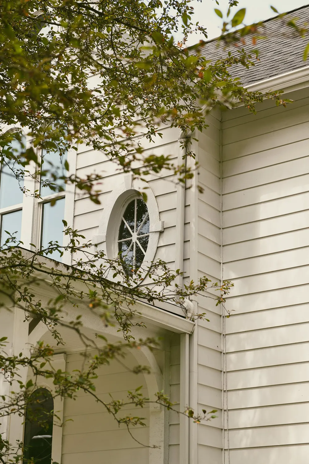 Beauty of Vintage Decor and White Tones in the Design of a Historic Priest's House in the USA - 6