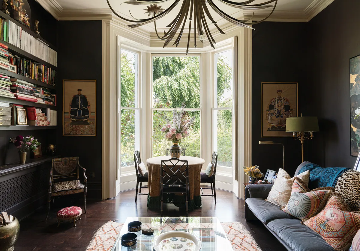 Paredes oscuras y mucho decorado: un interior atmosférico de una casa victoriana en Londres - Gallery image 0