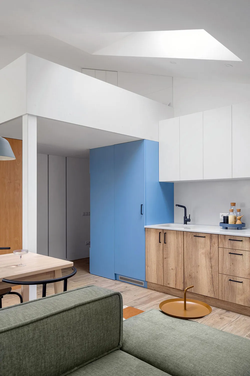 Маленька мансардна квартира з антресоллю в Києві (30 кв. м) - Gallery image 9