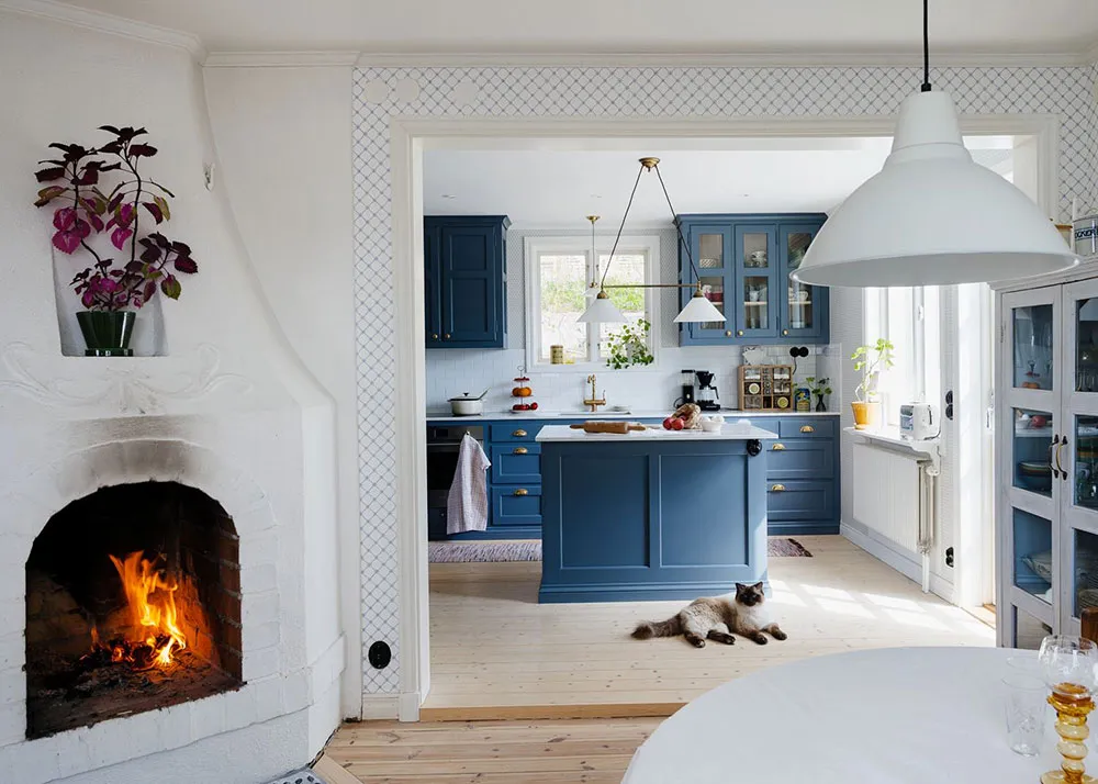 Очаровательная желтая дача с синей кухней в Швеции - Gallery image 11