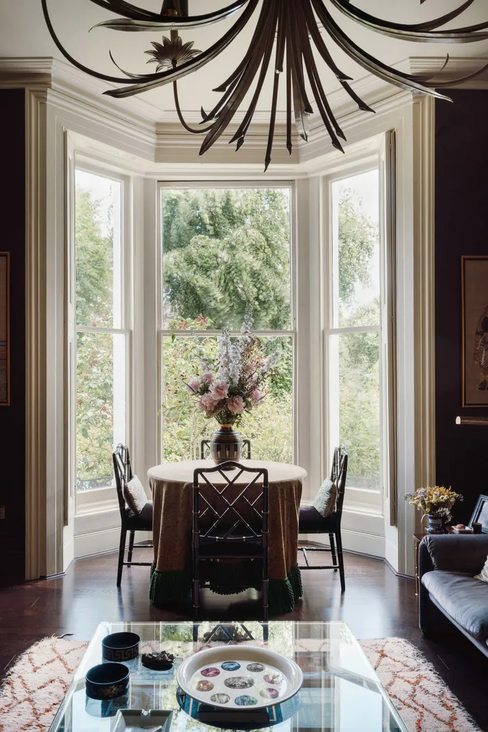 Paredes oscuras y mucho decorado: un interior atmosférico de una casa victoriana en Londres - Gallery image 4