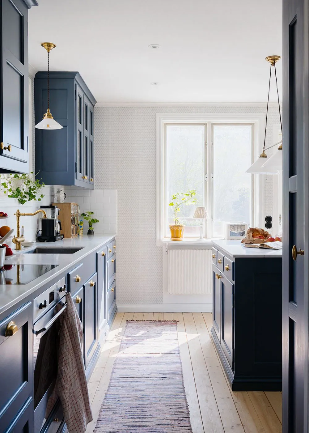 Очаровательная желтая дача с синей кухней в Швеции - Gallery image 3