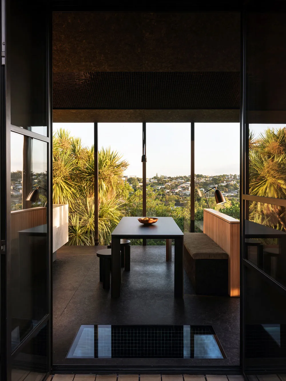 Kleines modernes Haus auf einem Hügel in Neuseeland - Gallery image 2