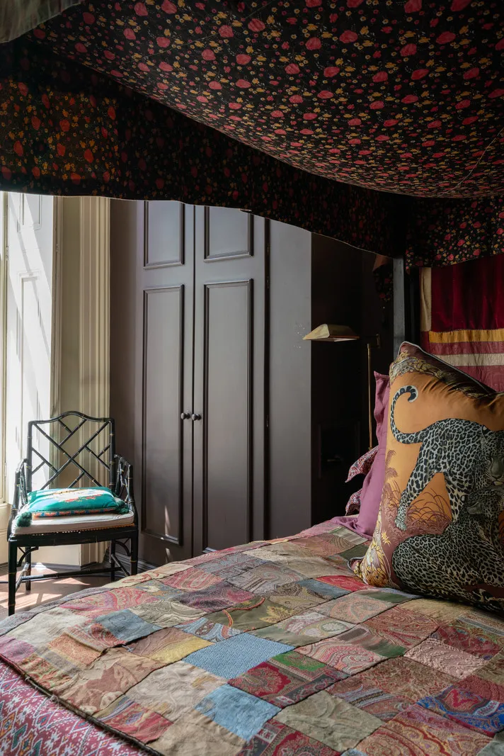 Paredes oscuras y mucho decorado: un interior atmosférico de una casa victoriana en Londres - Gallery image 17