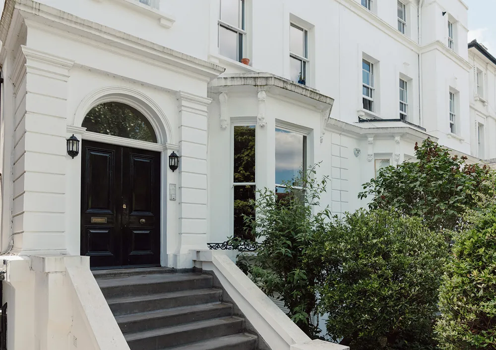 Paredes oscuras y mucho decorado: un interior atmosférico de una casa victoriana en Londres - Gallery image 2