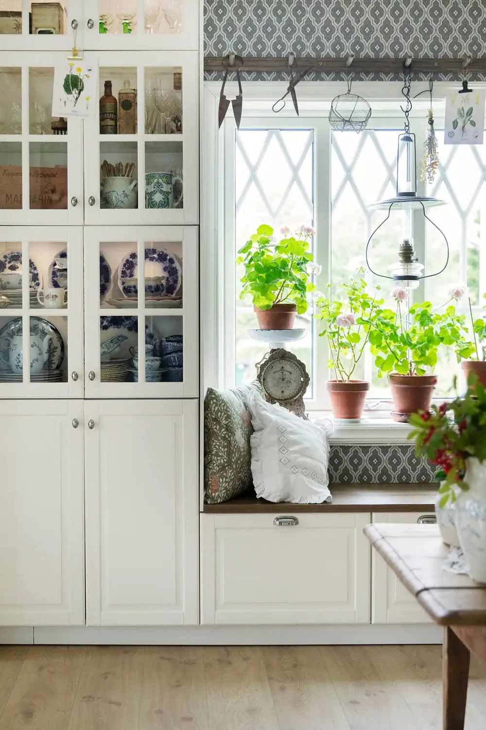 Fenêtres, trouvailles de marchés aux puces et mobilier ancien : un cottage charmant des années 1920 en Suède - Gallery image 10