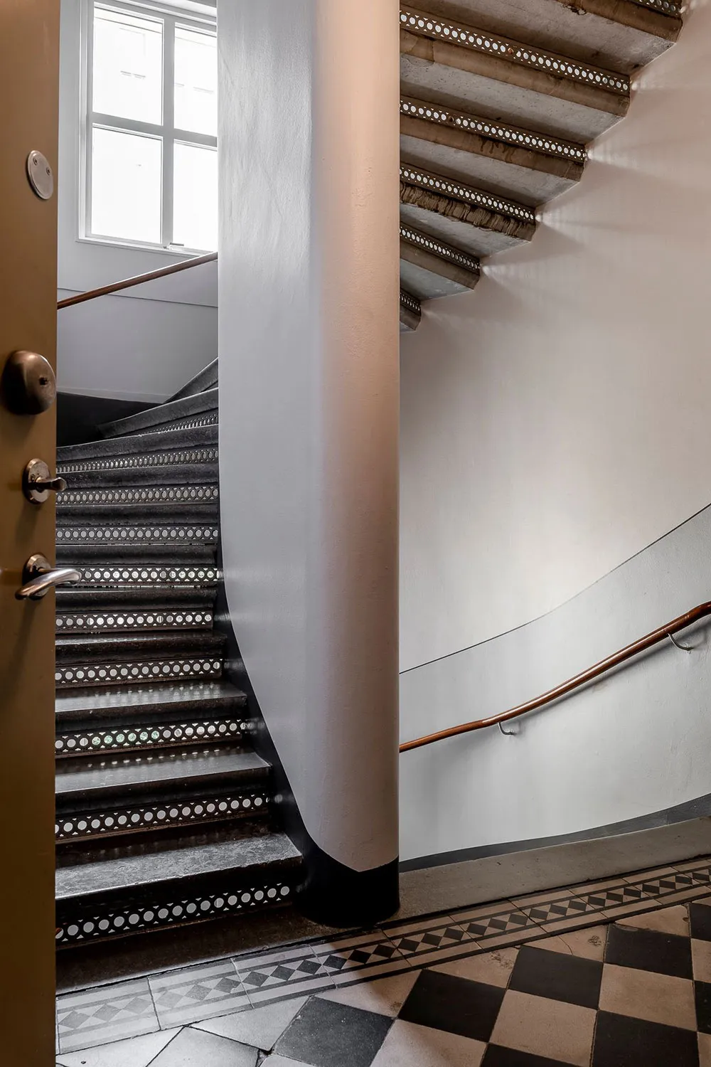 Стильная деревянная кухня и мягкая цветовая гамма: красивая квартира в Гётеборге (91 кв. м) - Gallery image 27