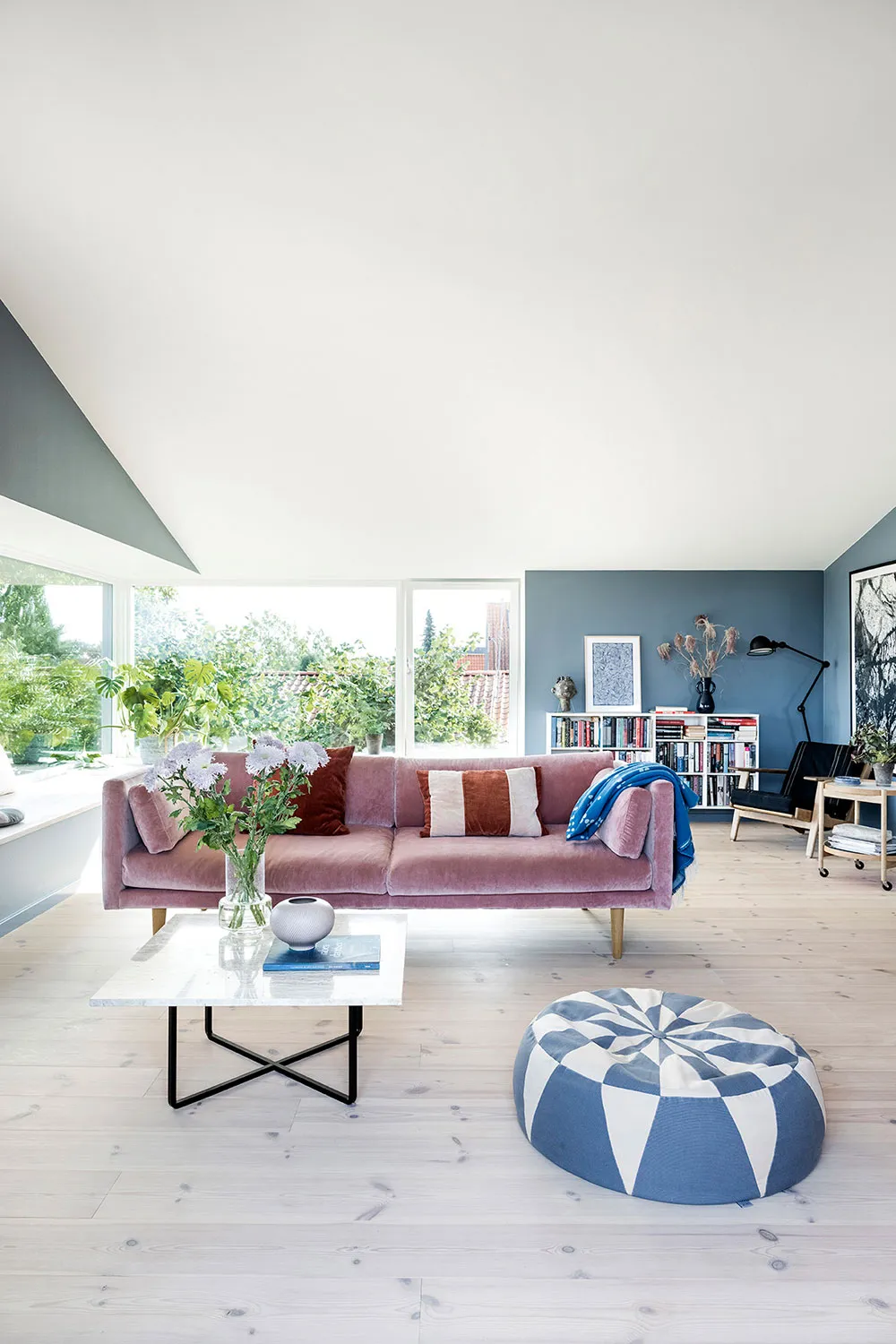 Refrescantes tonos azules en el exterior y diseño de casa en Dinamarca - Gallery image 4