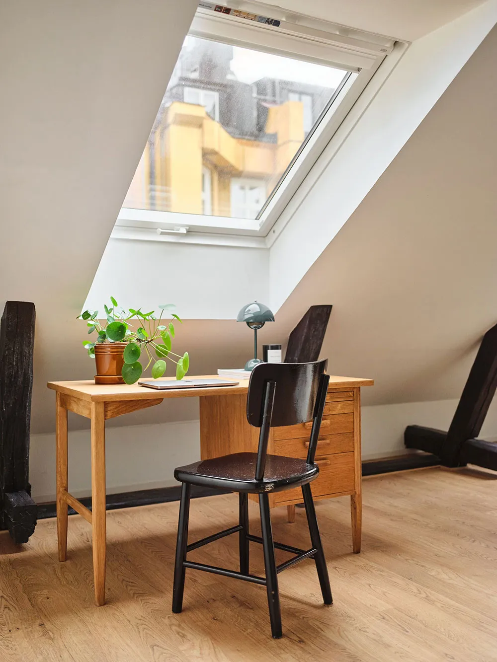 Légères touches pastel et mansarde : appartement à deux niveaux en Suède - Gallery image 23