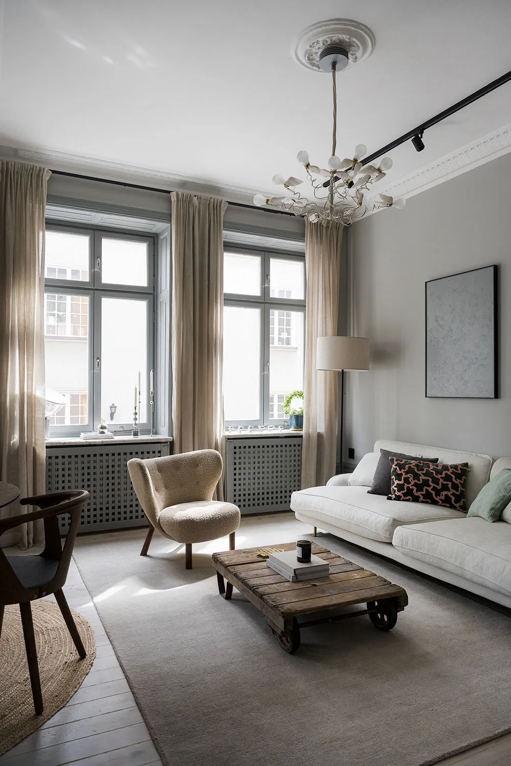 Красивый скандинавский интерьер в серо-бежевых тонах (72 кв. м) - Gallery image 1