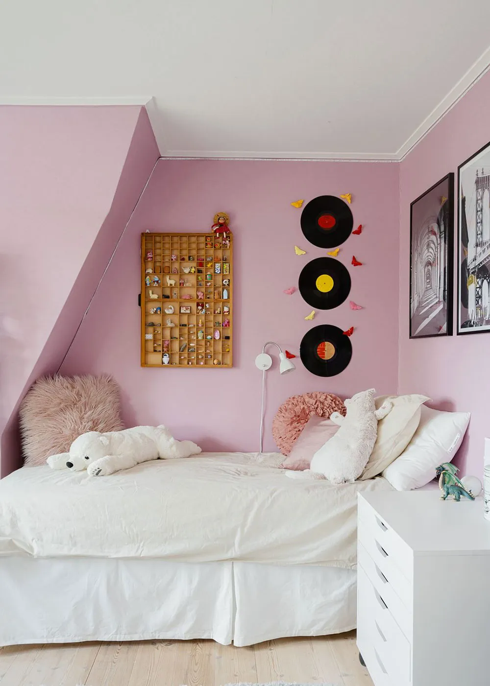 Очаровательная желтая дача с синей кухней в Швеции - Gallery image 25