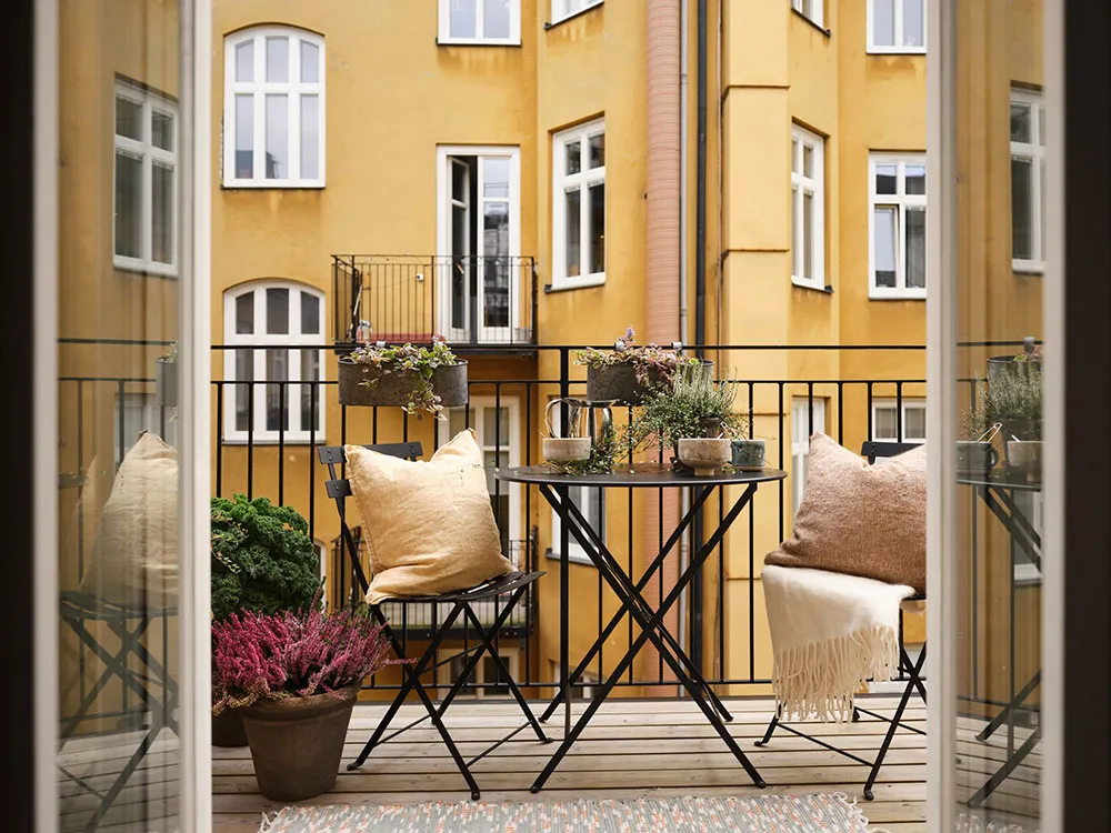 Légères touches pastel et mansarde : appartement à deux niveaux en Suède - Gallery image 1