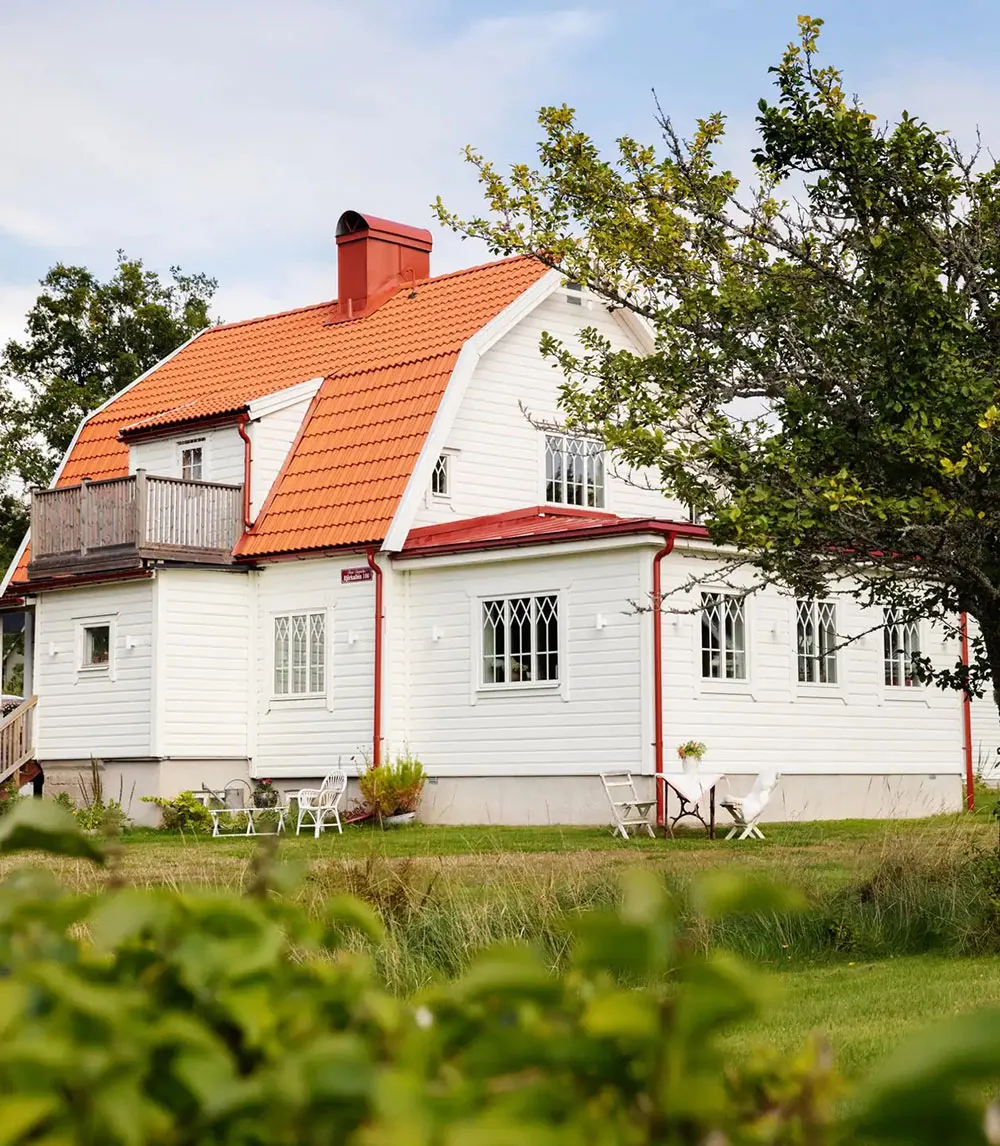 Fenêtres, trouvailles de marchés aux puces et mobilier ancien : un cottage charmant des années 1920 en Suède - Gallery image 1