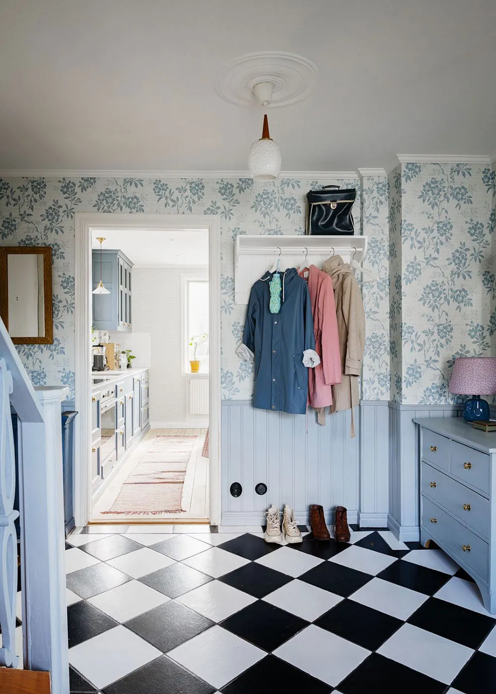 Очаровательная желтая дача с синей кухней в Швеции - Gallery image 2