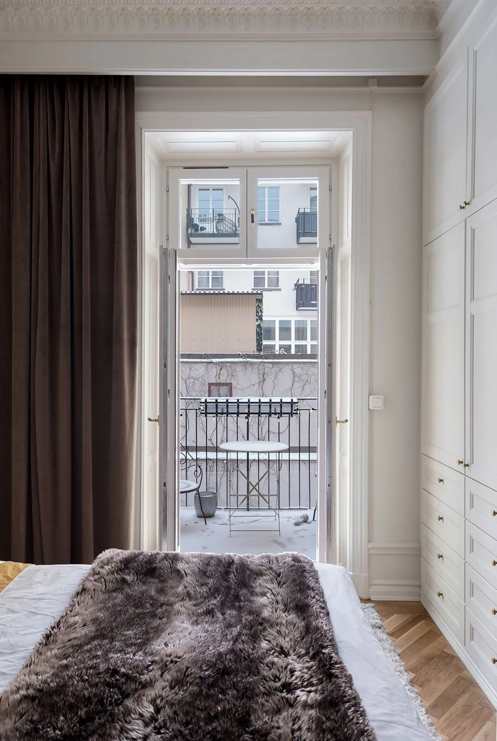 Techo pintado y ricura de molduras: la clásica moderna sueca - Gallery image 10