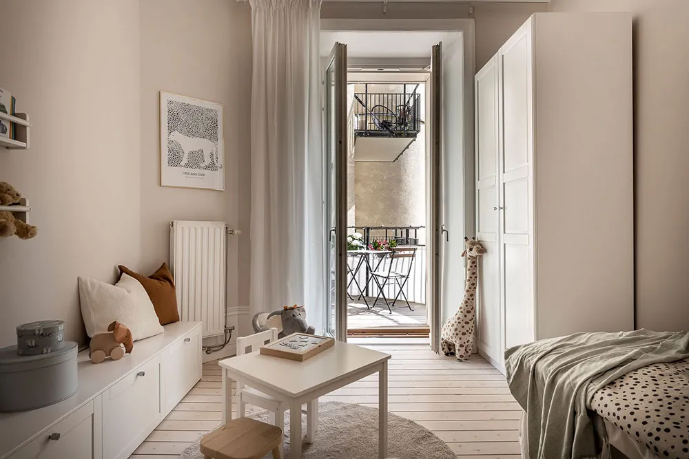 Стильная деревянная кухня и мягкая цветовая гамма: красивая квартира в Гётеборге (91 кв. м) - Gallery image 25