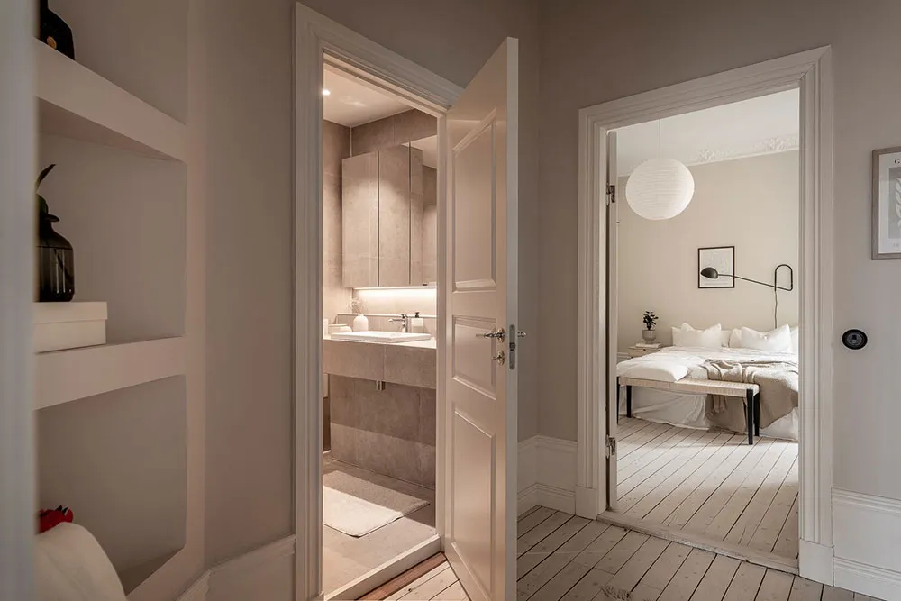 Стильная деревянная кухня и мягкая цветовая гамма: красивая квартира в Гётеборге (91 кв. м) - Gallery image 20