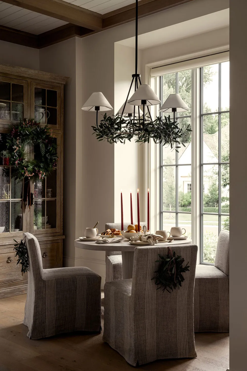 Un merveilleux Noël intemporel par Studio McGee - Gallery image 6