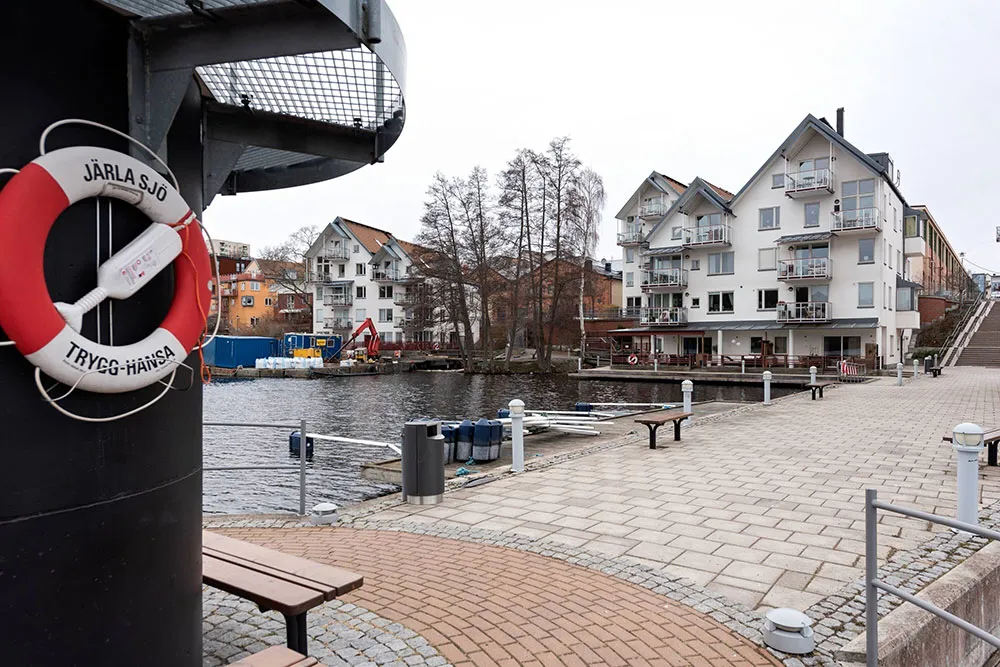 Atmospheric Gamma and Interesting Wall Decor in Swedish Apartment Design - Gallery image 27