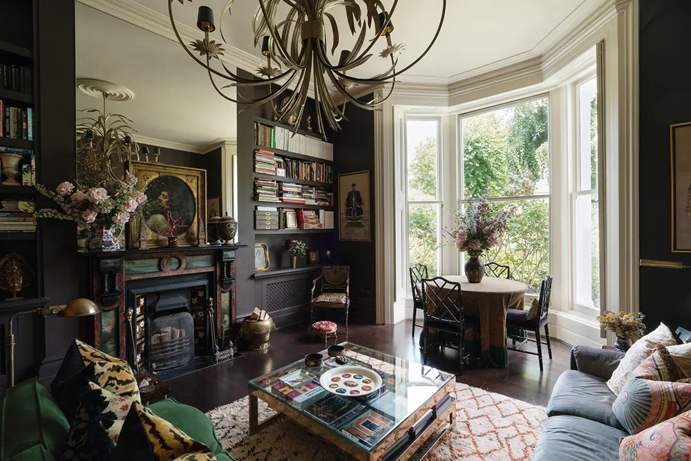 Paredes oscuras y mucho decorado: un interior atmosférico de una casa victoriana en Londres - Gallery image 3