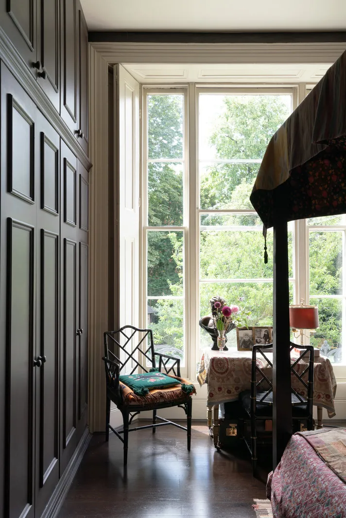 Paredes oscuras y mucho decorado: un interior atmosférico de una casa victoriana en Londres - Gallery image 18