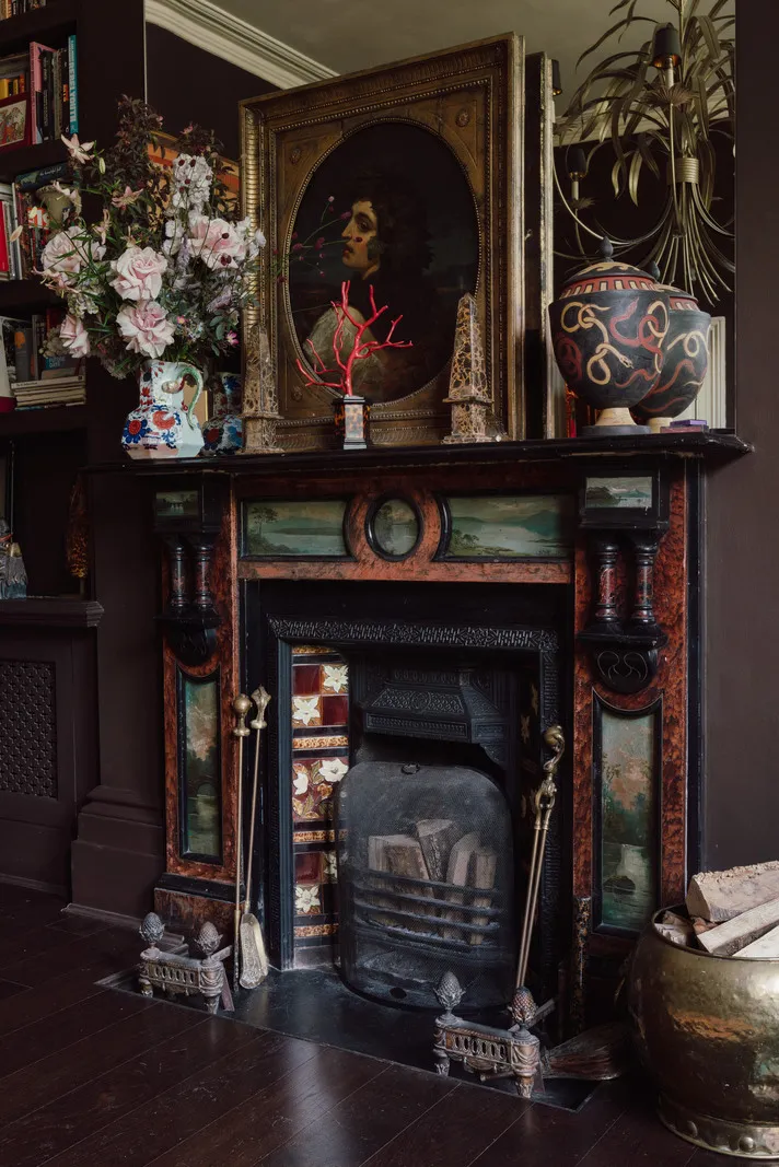 Paredes oscuras y mucho decorado: un interior atmosférico de una casa victoriana en Londres - Gallery image 7