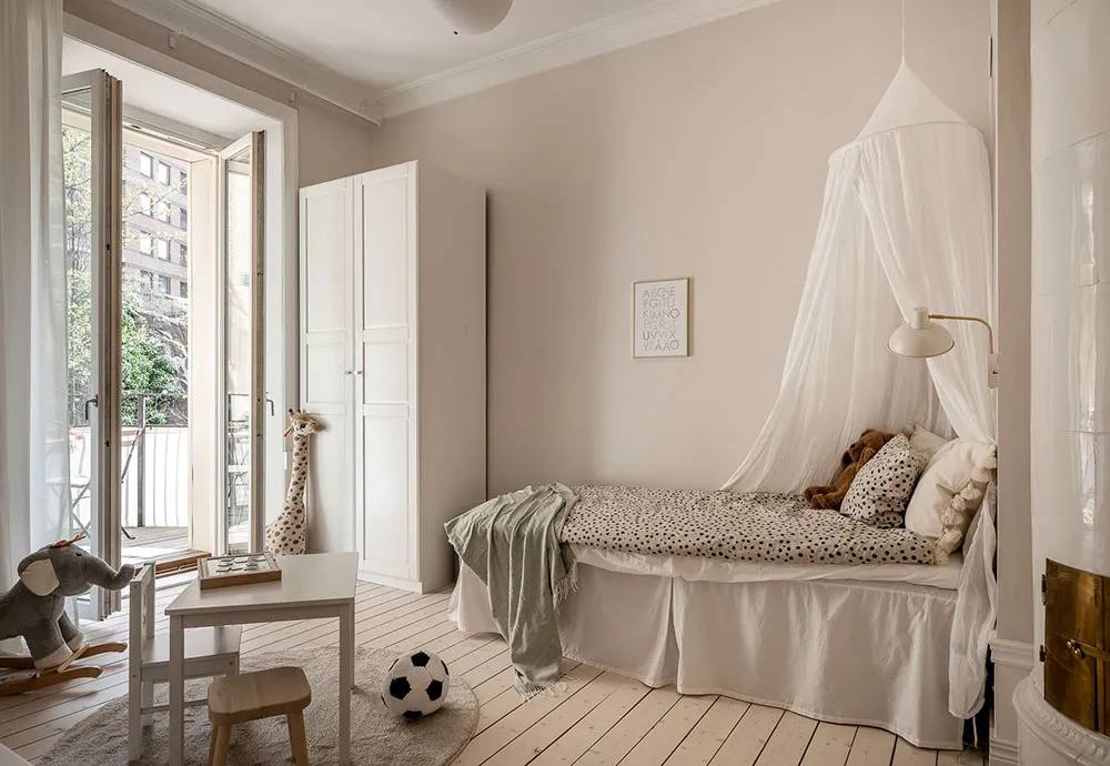 Стильная деревянная кухня и мягкая цветовая гамма: красивая квартира в Гётеборге (91 кв. м) - Gallery image 23