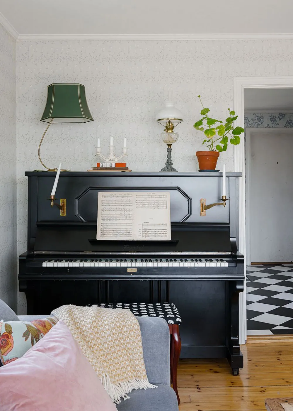 Очаровательная желтая дача с синей кухней в Швеции - Gallery image 20