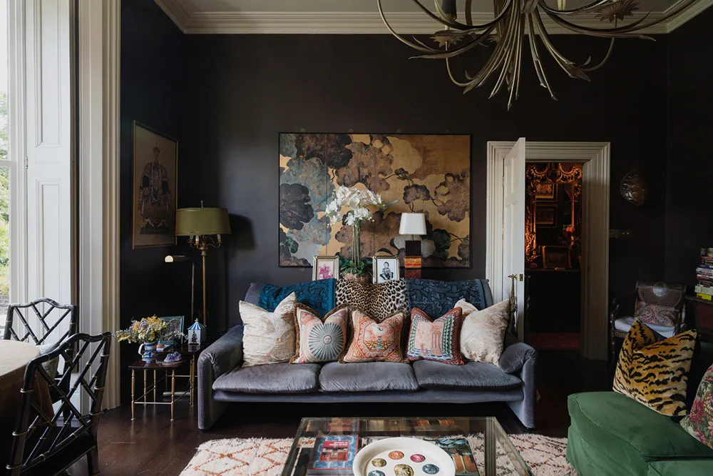 Paredes oscuras y mucho decorado: un interior atmosférico de una casa victoriana en Londres - Gallery image 6