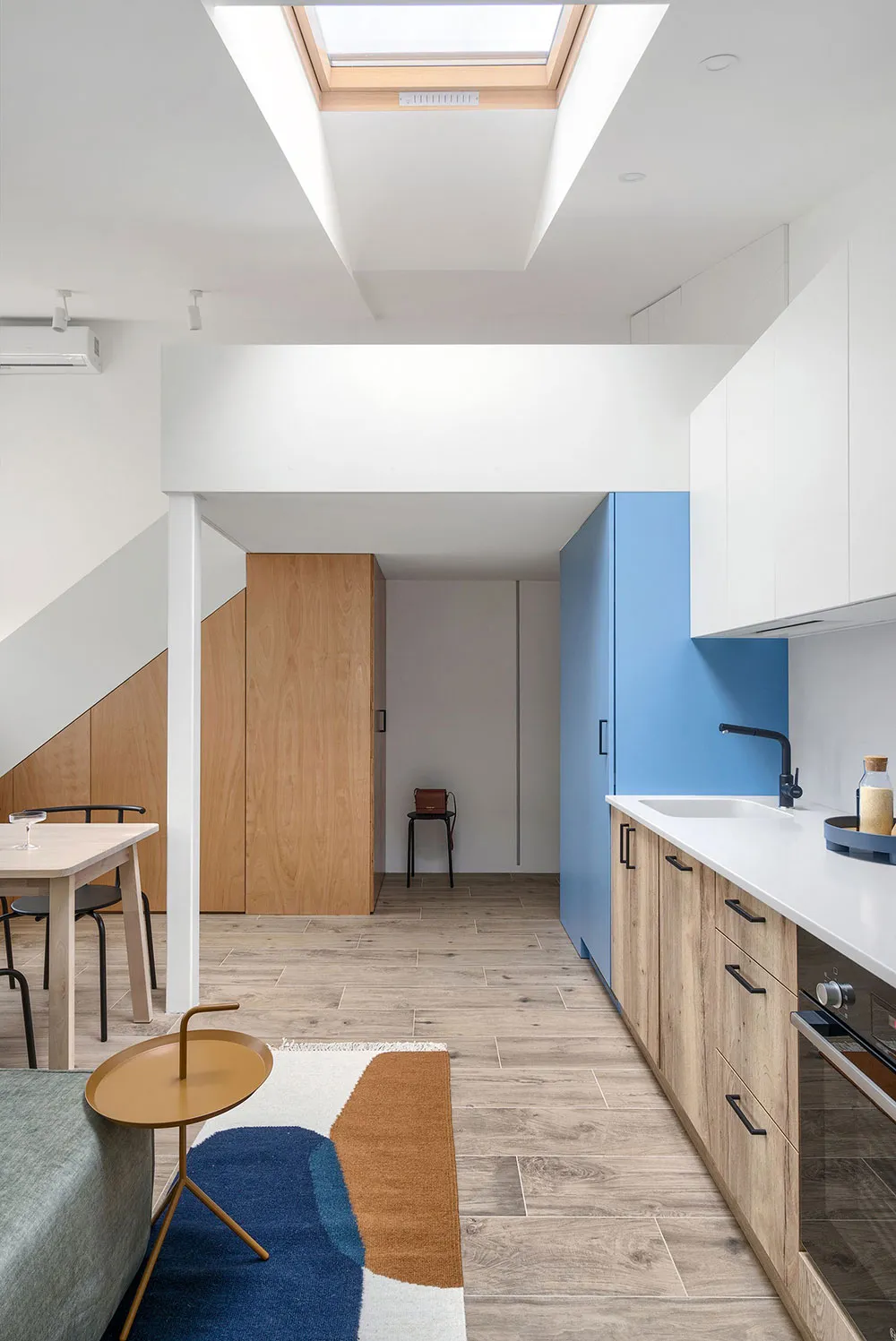 Маленька мансардна квартира з антресоллю в Києві (30 кв. м) - Gallery image 1