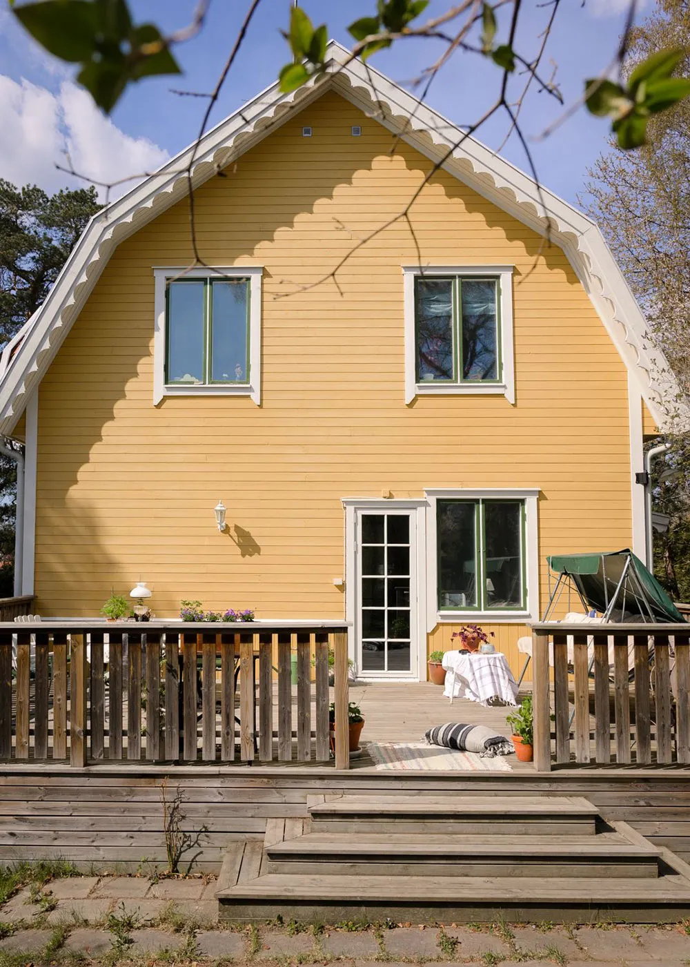 Очаровательная желтая дача с синей кухней в Швеции - Gallery image 1