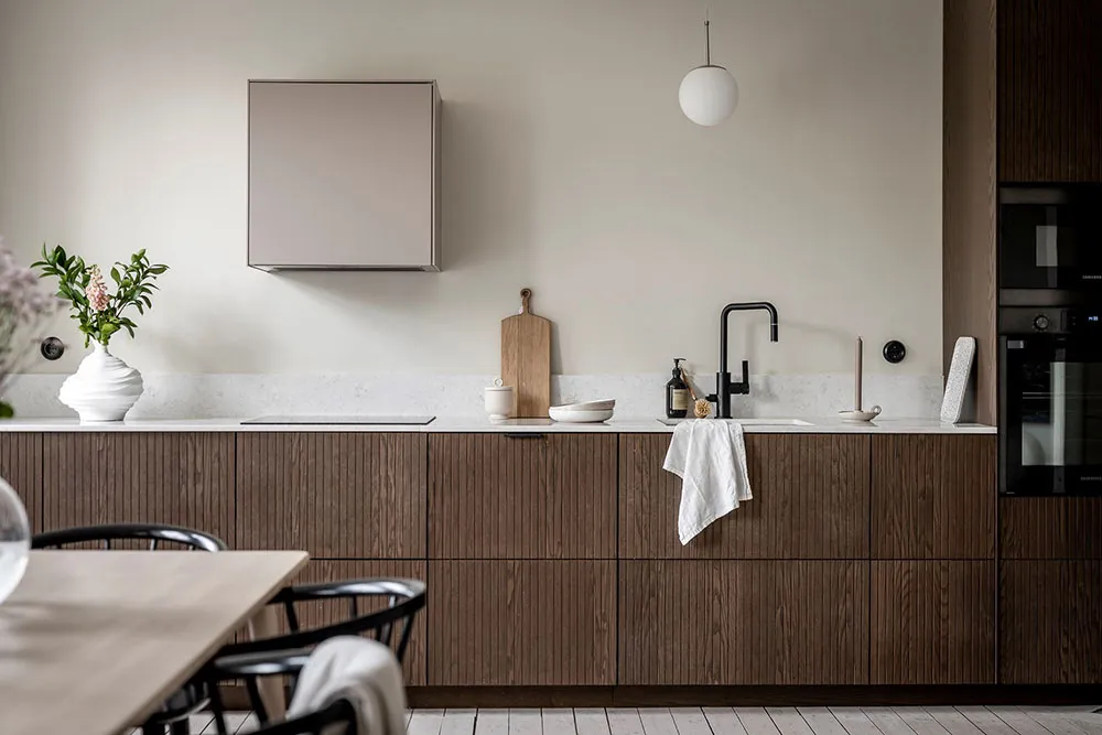 Стильная деревянная кухня и мягкая цветовая гамма: красивая квартира в Гётеборге (91 кв. м) - Gallery image 2