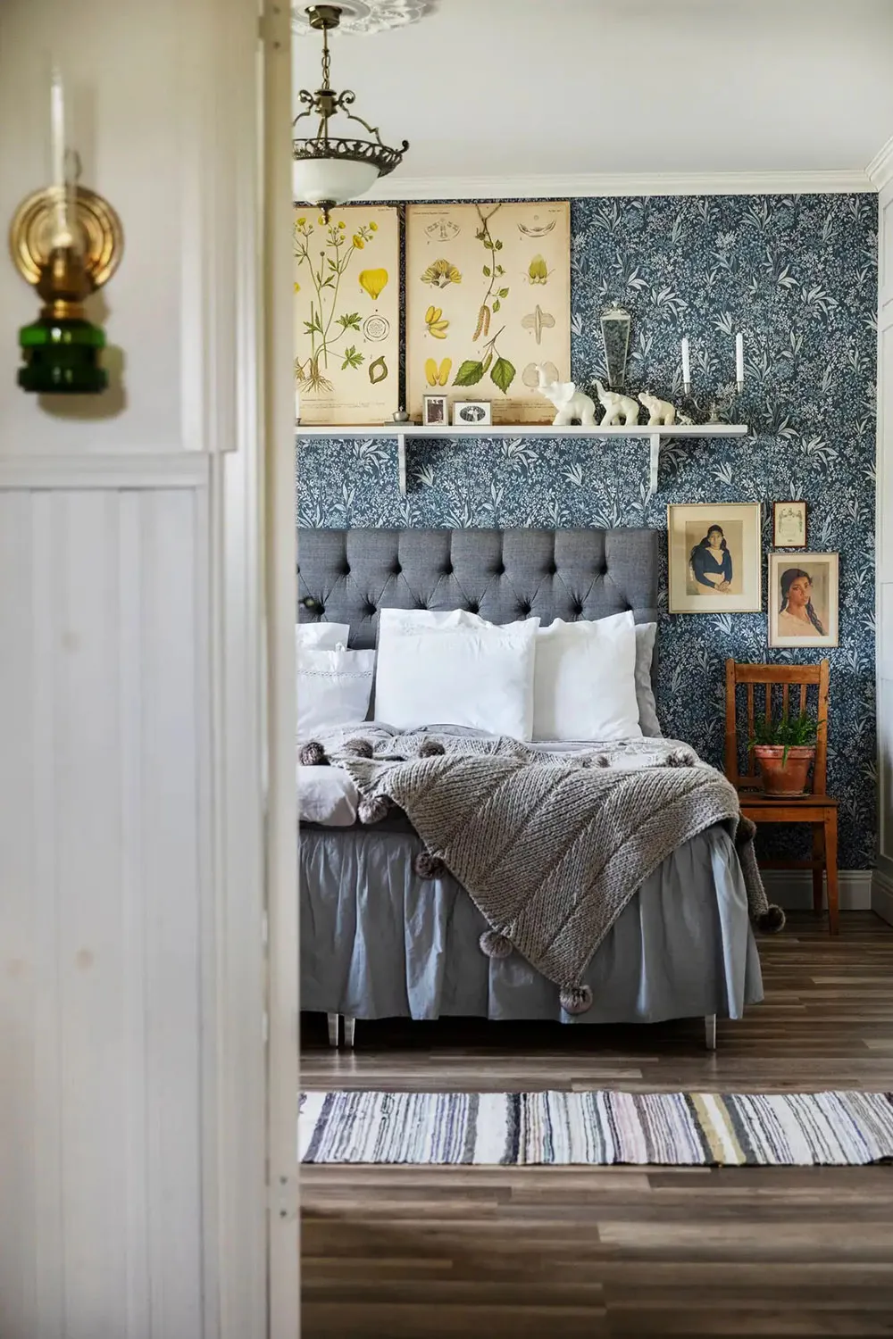 Fenêtres, trouvailles de marchés aux puces et mobilier ancien : un cottage charmant des années 1920 en Suède - Gallery image 4