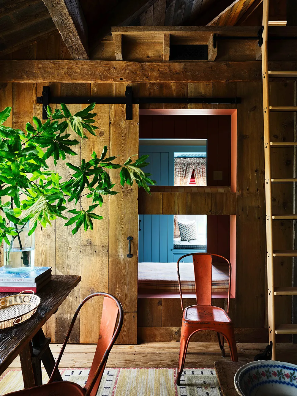 Décoration audacieuse dans les intérieurs chaleureux d'un ancien granier à Connecticut - Gallery image 3