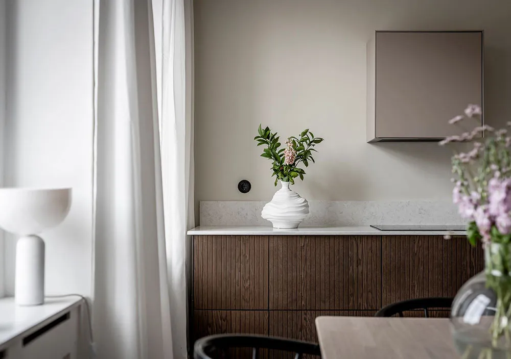 Стильная деревянная кухня и мягкая цветовая гамма: красивая квартира в Гётеборге (91 кв. м) - Gallery image 5