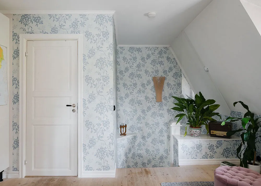 Очаровательная желтая дача с синей кухней в Швеции - Gallery image 31