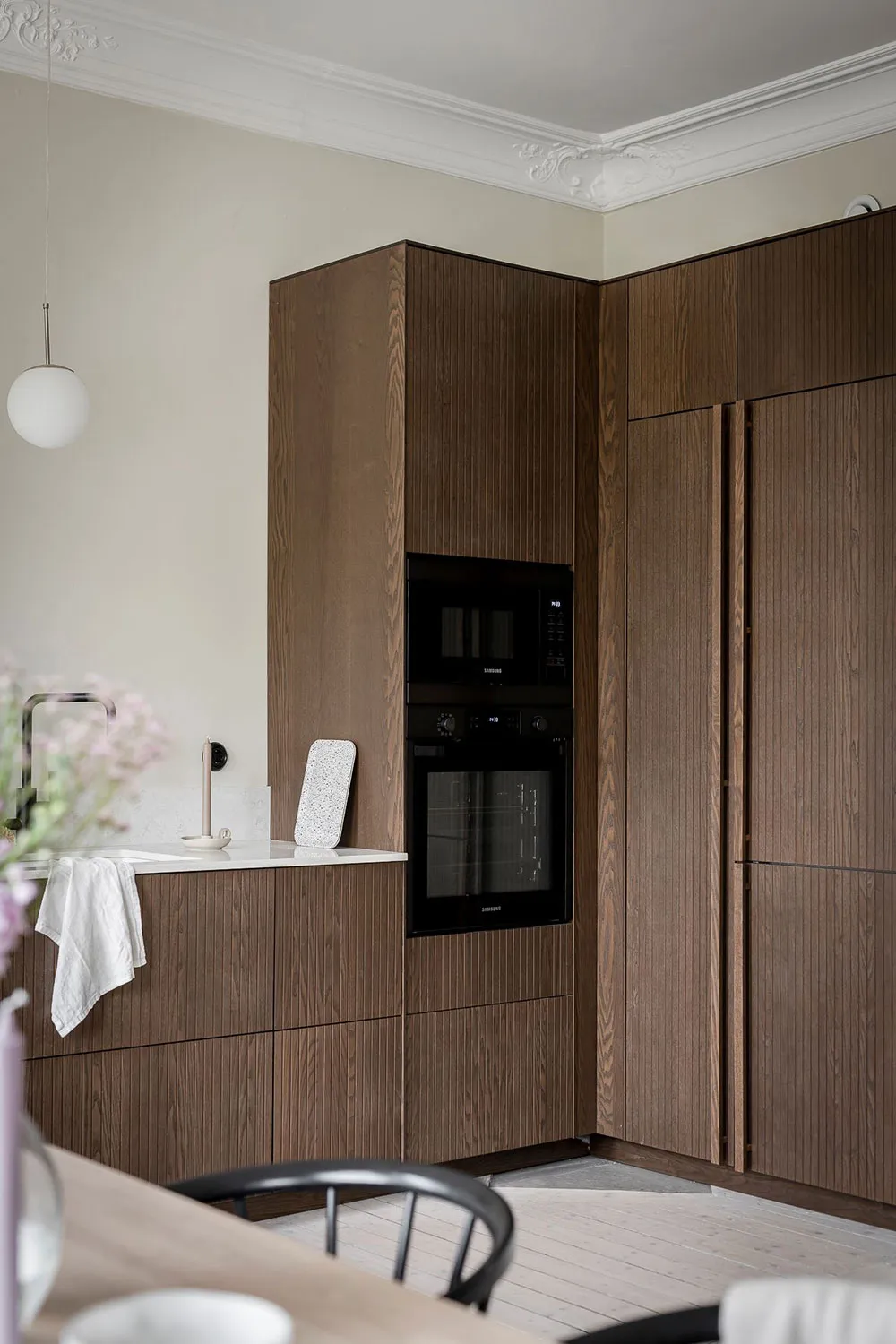 Стильная деревянная кухня и мягкая цветовая гамма: красивая квартира в Гётеборге (91 кв. м) - Gallery image 3