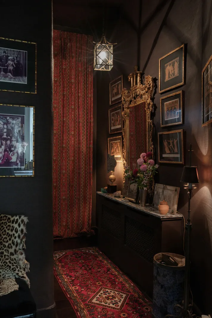 Paredes oscuras y mucho decorado: un interior atmosférico de una casa victoriana en Londres - Gallery image 15