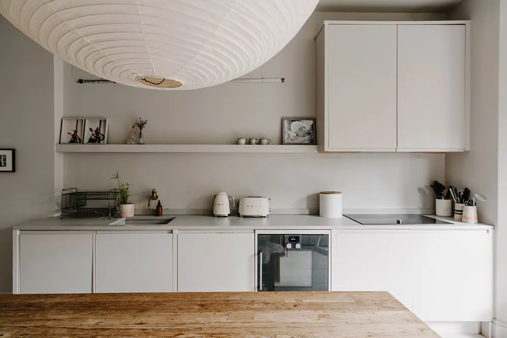 Przyjazne szaro-beżowe wnętrza wiktoriańskiego mieszkania w Anglii - Gallery image 7