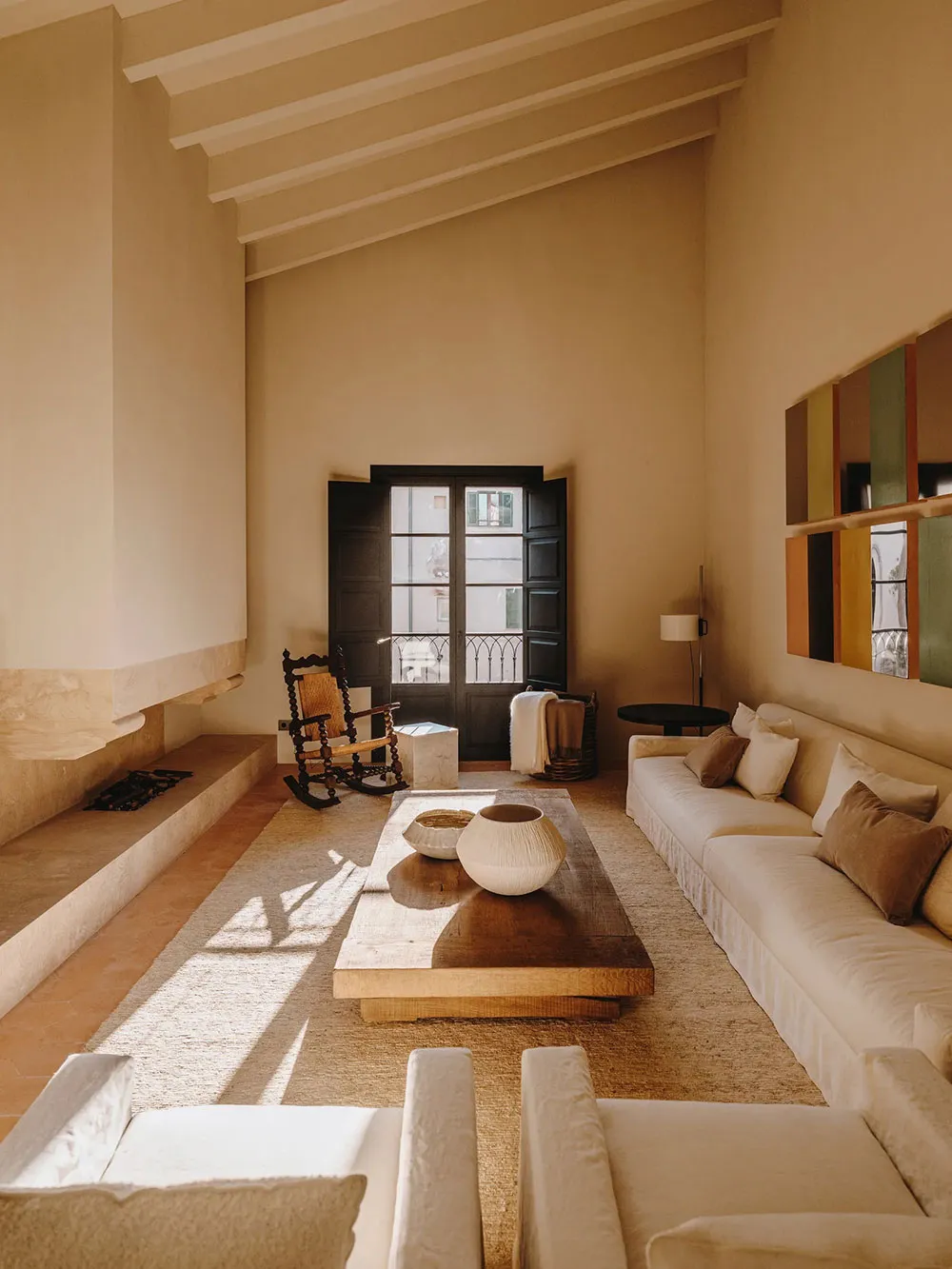 Warmes Minimalismus im Design eines traditionellen Hauses auf Mallorca - Gallery image 1